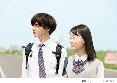 通学する高校生の男女 93030157