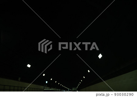 暗いトンネルから見たぽつんと構図 93030290