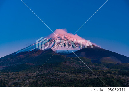 (静岡県)水ヶ塚公園から、紅葉・雪化粧した富士山 夜明け前 (静岡県)水ヶ塚公園から、紅葉・雪化粧した富士山 夜明け前 93030551