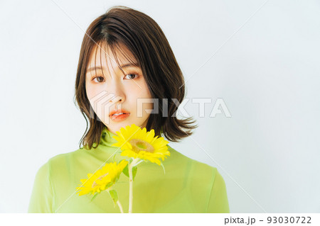 花と若い女性　ヘアスタイル＆ビューティーイメージ　 93030722