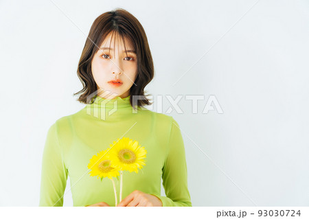 花と若い女性　ヘアスタイル＆ビューティーイメージ　 93030724