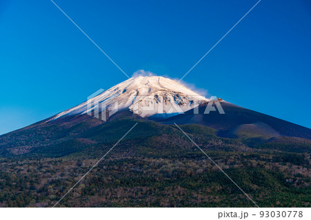 （静岡県）水ヶ塚公園から、紅葉・雪化粧した富士山　夜明け 93030778