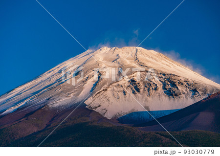 （静岡県）水ヶ塚公園から、紅葉・雪化粧した富士山　夜明け 93030779