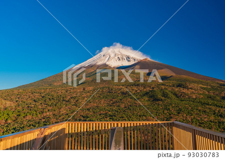 （静岡県）水ヶ塚公園・腰切塚展望台から、紅葉・雪化粧した富士山　夜明け 93030783