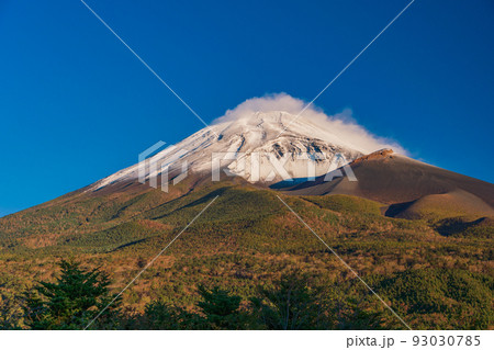 （静岡県）水ヶ塚公園から、紅葉・雪化粧した富士山　夜明け 93030785