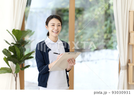 若い女性看護師　訪問看護　在宅医療 93030931