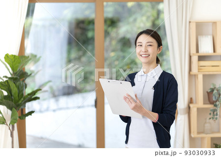 若い女性看護師　訪問看護　在宅医療 93030933