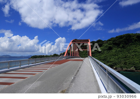 伊計大橋　伊計島と宮城島をつなぐ絶景スポット　（令和4年8月撮影） 93030966