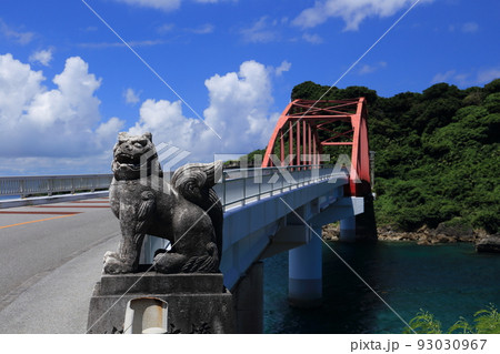 伊計大橋　伊計島と宮城島をつなぐ絶景スポット　（令和4年8月撮影） 93030967