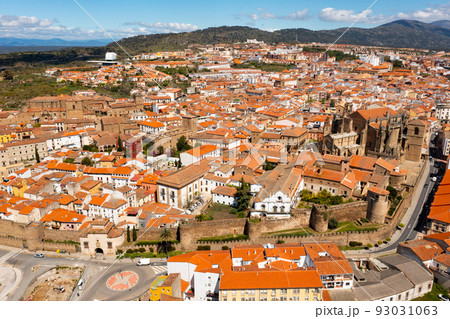 Bird's eye view of residential buildings and cathedral in Plasencia 93031063