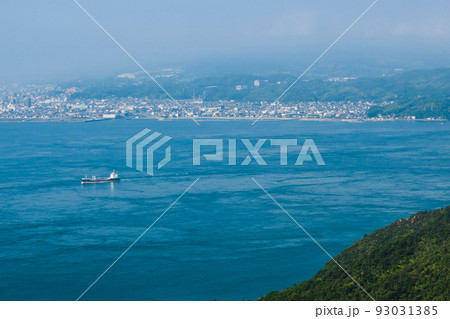 来島海峡を挟んだ今治の街 93031385