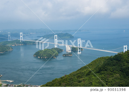 瀬戸内海を跨ぐ来島海峡大橋 93031398