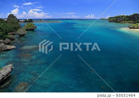 伊計大橋からの絶景　伊計島と宮城島との海峡を望む絶景ポイント 93031464