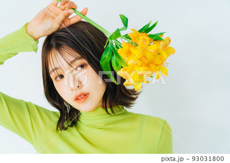 花と若い女性　ヘアスタイル＆ビューティーイメージ　 93031800