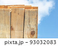 杉板と青空 93032083