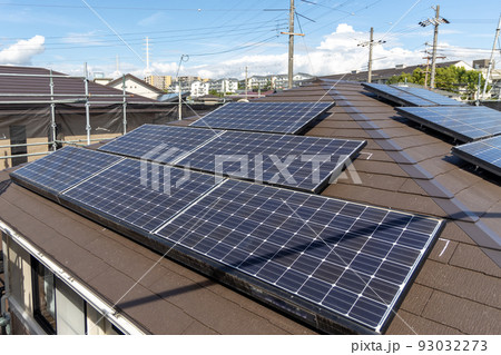 屋根の葺き替え工事が終わり、以前取り付けていた太陽光パネルを設置したところ 93032273
