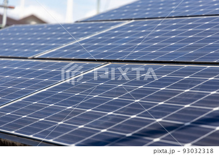 屋根の葺き替え工事が終わり、以前取り付けていた太陽光パネルを設置したところ 屋根の葺き替え工事が終わり、以前取り付けていた太陽光パネルを設置したところ 93032318