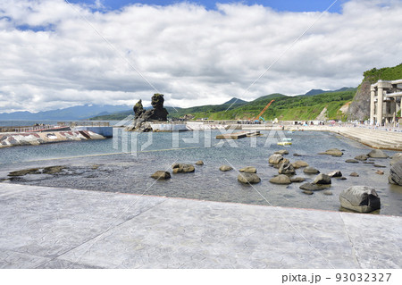 夏の北海道乙部町で元和台海浜公園海中プールの風景を撮影 夏の北海道乙部町で元和台海浜公園海中プールの風景を撮影 93032327