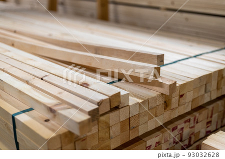 反った材木が混じっている材木置き場 93032628