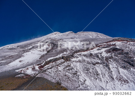 （静岡県）富士山初冠雪　宝永火口縁から見上げる、富士山頂 93032662