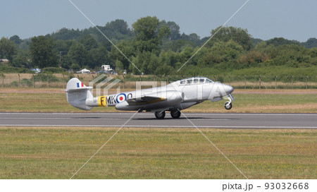 イギリス空軍ミーティアT7ジェット練習機着陸 イギリス空軍ミーティアT7ジェット練習機着陸 93032668