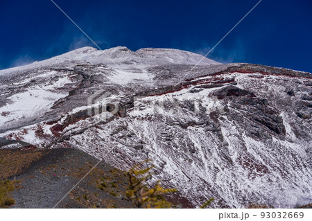 （静岡県）富士山初冠雪　宝永火口縁から見上げる、富士山頂 93032669