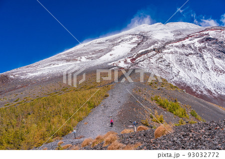 （静岡県）富士山・宝永火口縁を歩く登山者、富士山頂 93032772