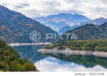 秋の立山黒部アルペンルート　黒部ダム（黒部湖） 93033106