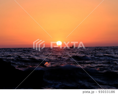 室戸沖に沈む夕日と漁船 室戸沖に沈む夕日と漁船 93033186