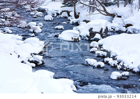 冬の岩尾別川　北海道 93033214