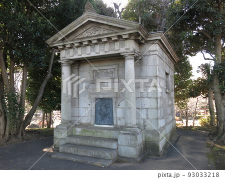 国会前庭の北地区（北庭）にある日本水準原点標庫 93033218