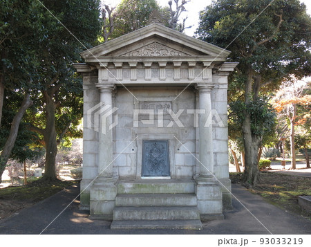 国会前庭の北地区（北庭）にある日本水準原点標庫 93033219