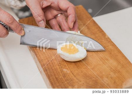 【ゆで卵を三徳包丁で切る】 93033889