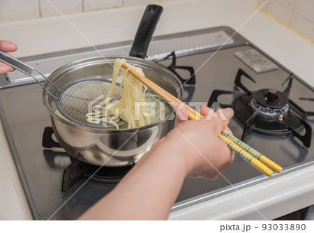 【ミドル主婦がラーメンの麺を菜箸と笊を使って茹でる】 【ミドル主婦がラーメンの麺を菜箸と笊を使って茹でる】 93033890
