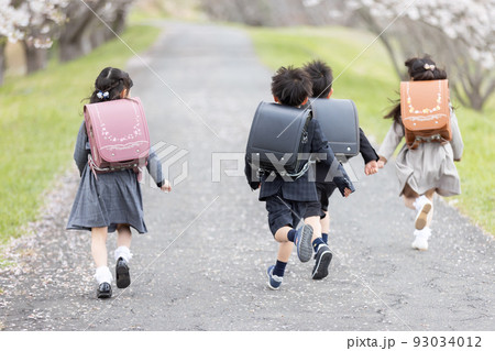 入学式イメージ　走る一年生 93034012