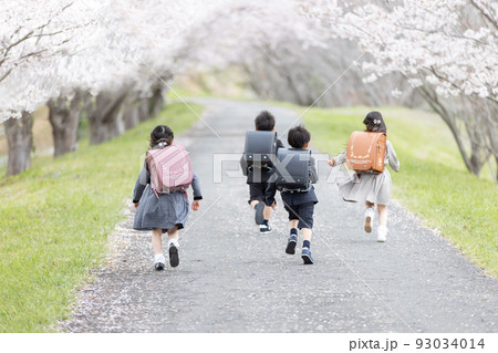 入学式イメージ　走る一年生 93034014