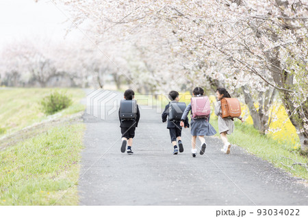 入学式イメージ 走る一年生 入学式イメージ 走る一年生 93034022