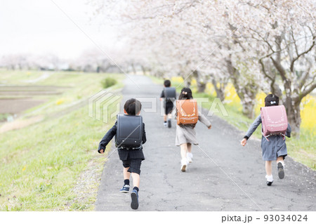 入学式イメージ　走る一年生 93034024