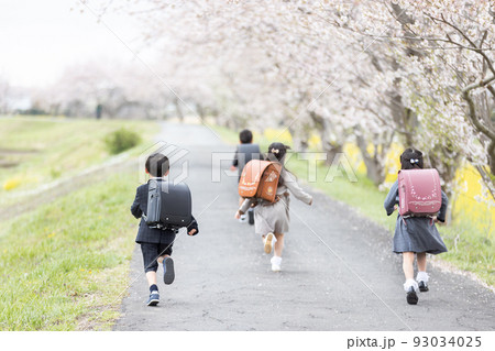 入学式イメージ　走る一年生 93034025