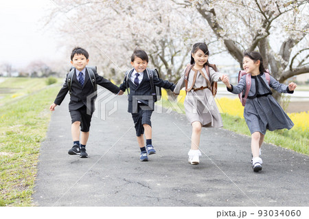 入学式イメージ 桜並木を歩く新一年生 入学式イメージ 桜並木を歩く新一年生 93034060