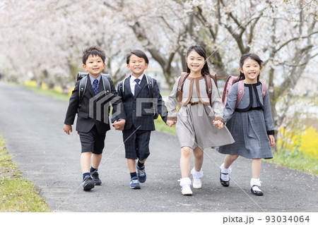 入学式イメージ　桜並木を歩く新一年生 93034064