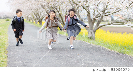 入学式イメージ　走る一年生 93034079