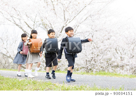 入学式イメージ　はしゃぐ新一年生 93034151