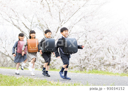 入学式イメージ　はしゃぐ新一年生 93034152