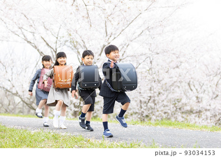 入学式イメージ　はしゃぐ新一年生 93034153