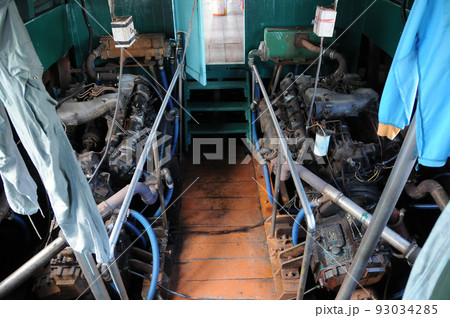 Dual old powerful engines of wooden ship sailing in the ocean. 93034285