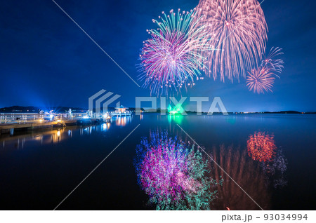 【色補正あり】真夏の夜空に大輪を咲かせる大きな美しい花火|石川県加賀市片山津温泉の柴山潟湖畔 【色補正あり】真夏の夜空に大輪を咲かせる大きな美しい花火|石川県加賀市片山津温泉の柴山潟湖畔 93034994