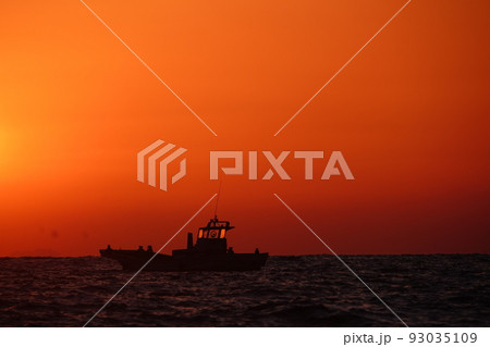 オレンジ色に染まる室戸沖と漁船 93035109