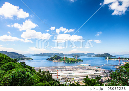 広島市街地の港湾部の風景です。金輪島、元宇品公園などが見えます。瀬戸内海の島々の美しさをどうぞ。 広島市街地の港湾部の風景です。金輪島、元宇品公園などが見えます。瀬戸内海の島々の美しさをどうぞ。 93035228