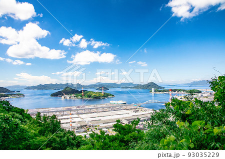 広島市街地の港湾部の風景です。金輪島、元宇品公園などが見えます。瀬戸内海の島々の美しさをどうぞ。 広島市街地の港湾部の風景です。金輪島、元宇品公園などが見えます。瀬戸内海の島々の美しさをどうぞ。 93035229